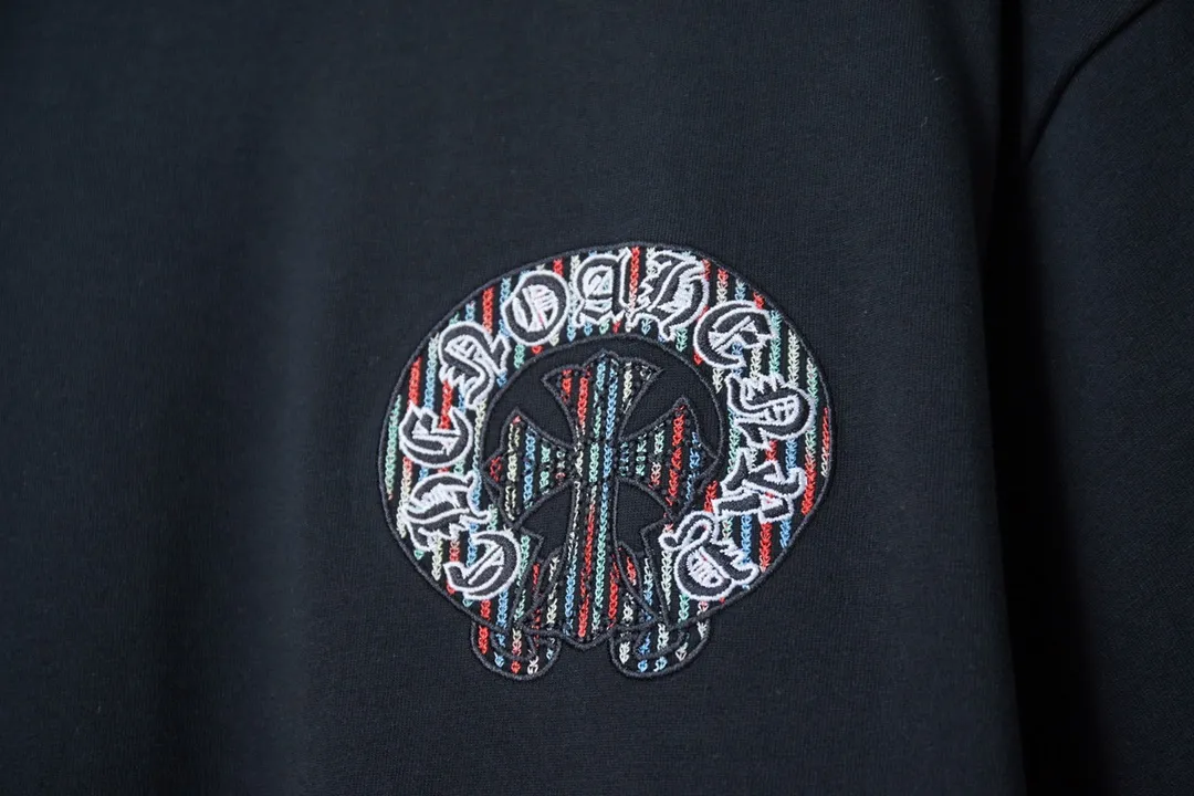 🅿️200 Ch*ome Hearte 25SS early spring new style Contrasting color rainbow five-strand Crow heart short sleeves Light luxury essential item for daily commuting for men and women Correct version Welcome to compare Detailed features · 320g 100% pure cotton double yarn jersey fabric · Custom dyed in the same cylinder, special thickened 32 double-strand 1X1 threads · Imported Tajima machine embroidery unstranded thread 🧵 Mixed embroidery · Double-needle sewing and cross-seam technology · Original main mark, washed tag, brand moisture-proof paper packaging Color: black/white Size: S/M/L/XL
